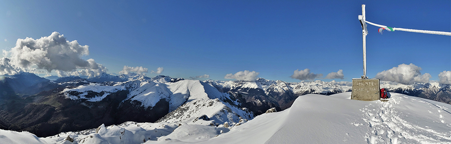 Vista panoramica dalla croce di vetta del Venturosa di bianco vestita (1999 m) verso ovest